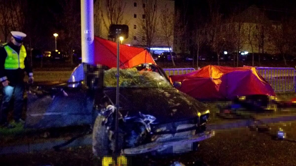 Wrak audi po wypadku na ul. Jana Pawła II w Lublinie