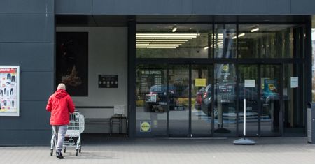 Godziny dla seniorów, zmartwienie dla sklepów. Obroty w dół