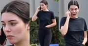 Przejęta Kendall Jenner z ręką w getrach