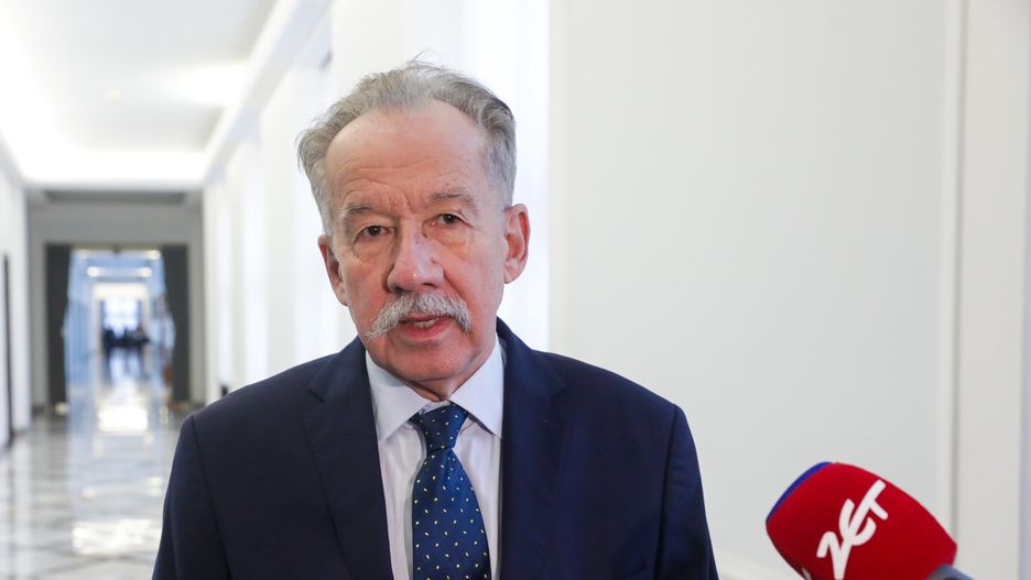Wojciech Hermeli�ski
Warszawa, 08.01.2024. S�dzia Trybuna�u Konstytucyjnego w stanie spoczynku Wojciech Hermeli�ski przed spotkaniem z marsza�kiem Sejmu Szymonem Ho�owni� w Sejmie w Warszawie, 8 bm. Konsultacje dotycz� kwestii wygaszenia mandat�w poselskich Kami�skiego i W�sika. (ad) PAP/Tomasz Gzell
Tomasz Gzell
konsultacje, marsza�ka Sejmu, polityka, Sejm, spotkanie, sprawa Kami�skiego i W�sika, w Sejmie, wygaszenie mandat�w, briefing prasowy