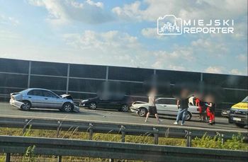 Groźnie na autostradzie A2. Zderzenie dwóch aut