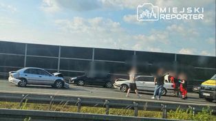 Groźnie na autostradzie A2. Zderzenie dwóch aut
