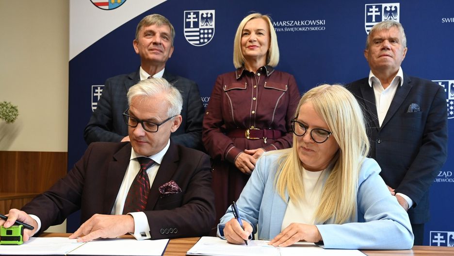 W czwartek, 18 września podpisana została nowa umowa na stworzenie projektu budowy obwodnicy Brzezin i Ratkowic. W wydarzeniu wzięli udział: marszałek Renata Janik, członek Zarządu Andrzej Pruś, wiceprzewodniczący Sejmiku Mieczysław Gębski oraz dyrektor Świętokrzyskiego Zarządu Dróg Wojewódzkich Barbara Kieres. Dokumentacja zostanie przygotowana przez firmę Promost Consulting z Rzeszowa, którą reprezentował dyrektor Oddziału Kieleckiego firmy Andrzej Kasprzyk.