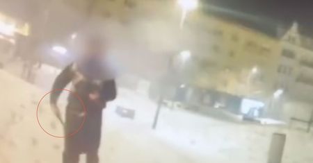 Oblał się substancją łatwo palną i ruszył z nożem na policjantów. Jest nagranie