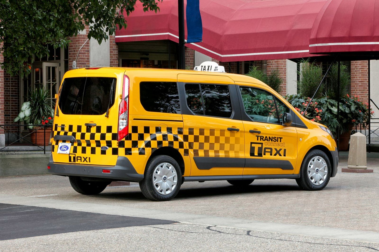 Ford introduces the 2014 Transit Connect Taxi, prioritizing passenger and cargo space, livery-duty durability and low operating costs.