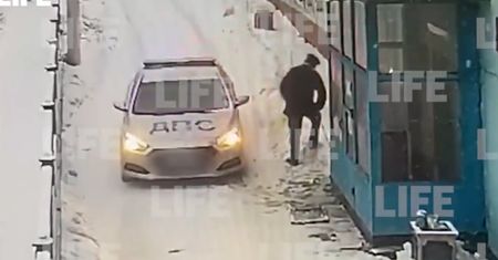 Nie przeszkadzał mu radiowóz. Emeryt zrobił to na oczach policjantów