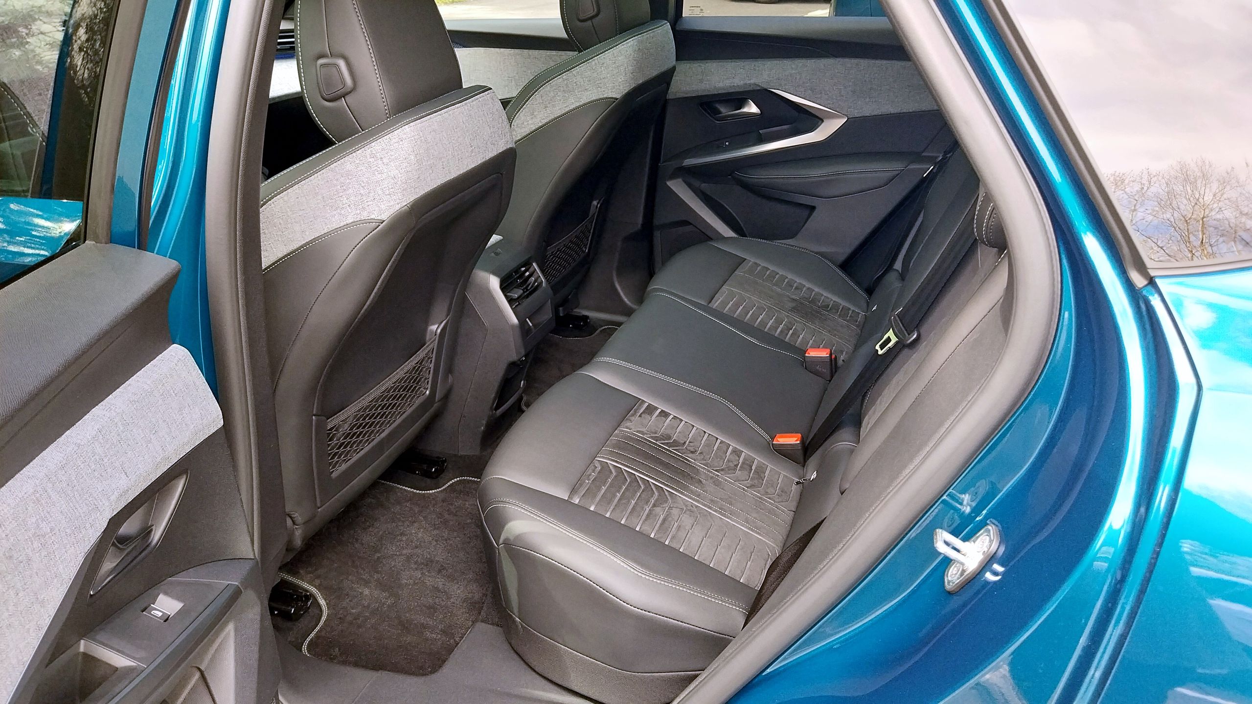 Peugeot E-3008. Z tyłu miejsca na kolana jest wystarczająco. Nieco gorzej z miejscem na stopy