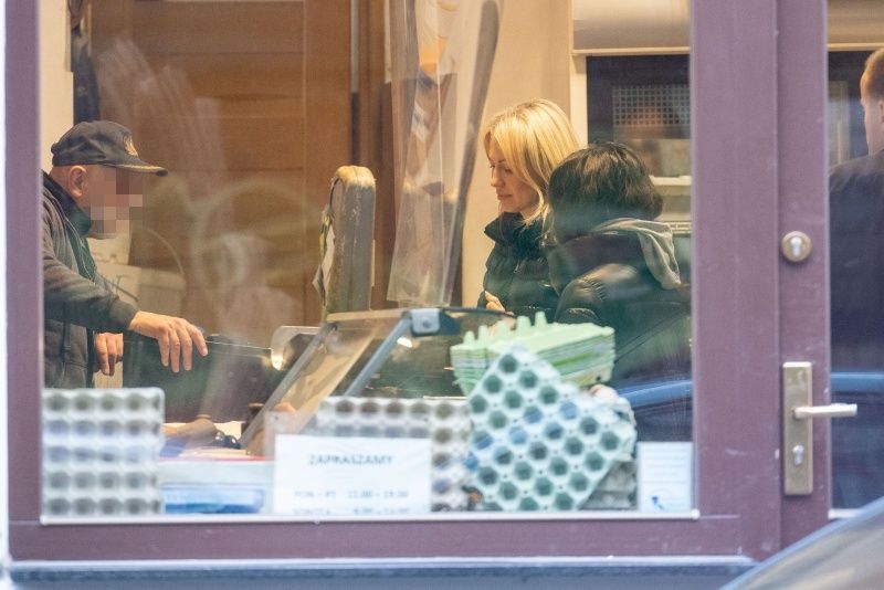 Magdalena Ogórek z córką na mieście