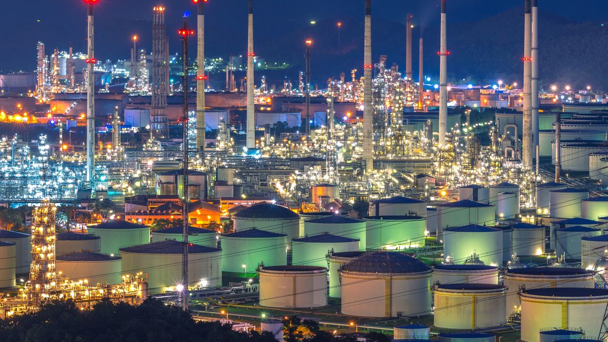 Ropa po 100 dolarów już niedługo? Analitycy kreślą scenariusz