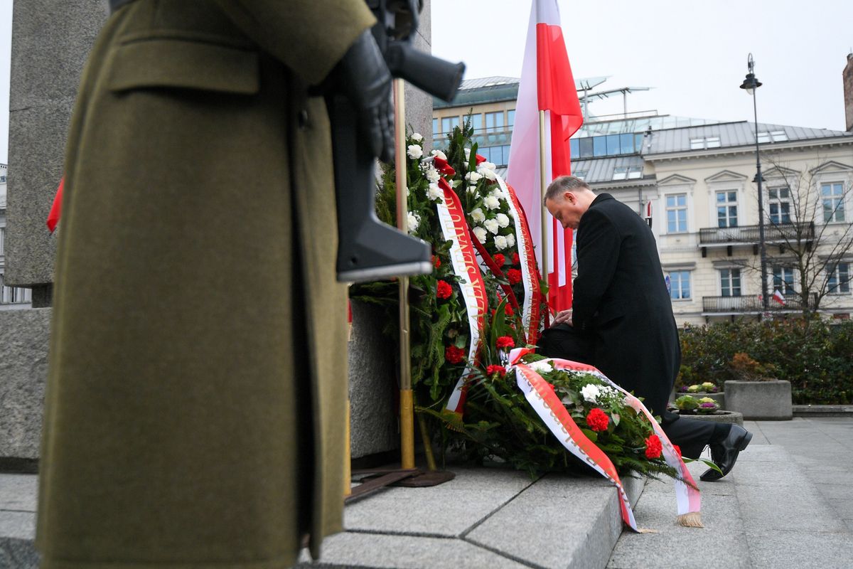 Prezydent Andrzej Duda złożył wieniec przed pomnikiem Wincentego Witosa przy placu Trzech Krzyży w Warszawie
