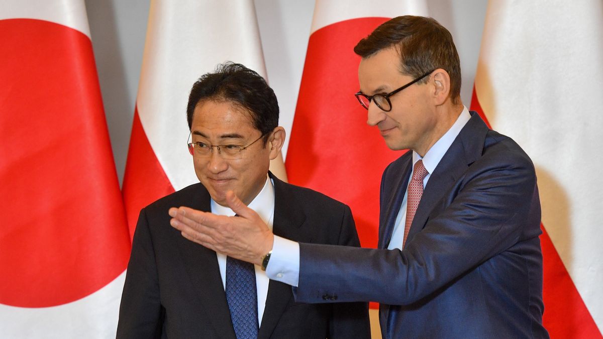 Mateusz Morawiecki i Fumio Kishida podczas spotkania w Warszawie
