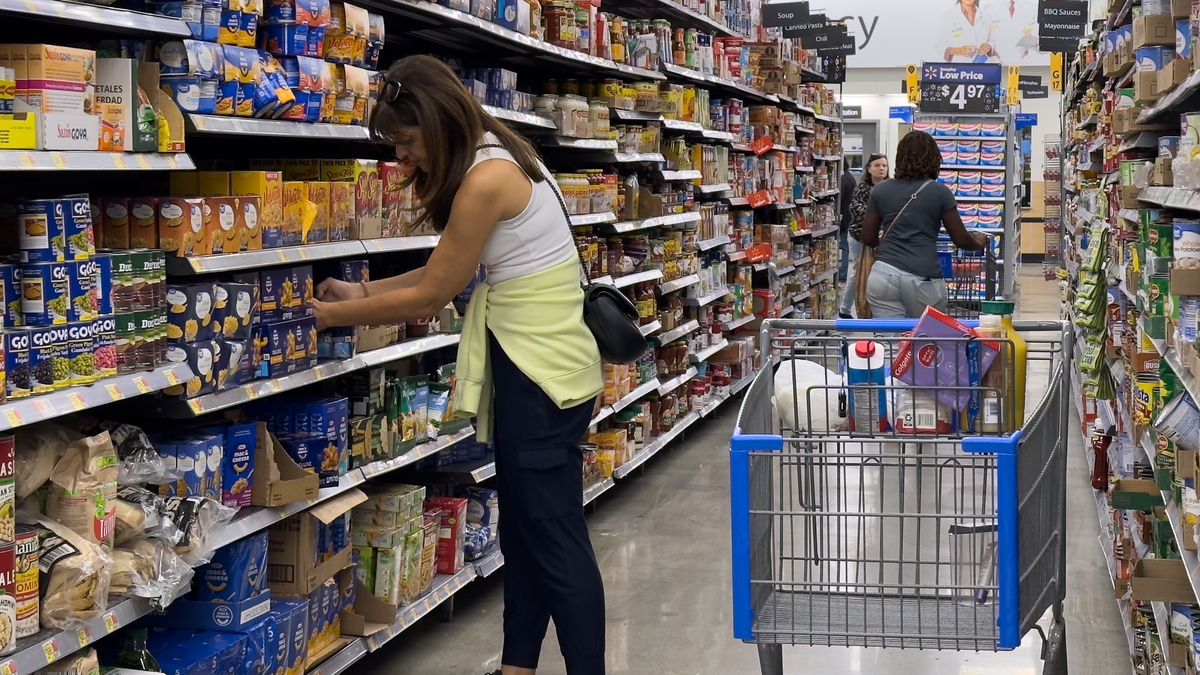 Consumers shop at the grocery section at Walmart in Los Angeles, California, USA, 17 September 2024. US retail sales unexpectedly rose by 0.1% in August. This release comes as investors expect the Federal Reserve will cut interest rates for the first time since 2020 on 18 September 2024. EPA/ALLISON DINNER Dostawca: PAP/EPA.