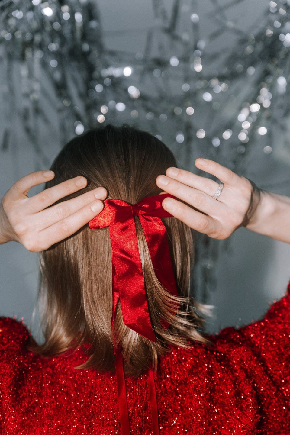 Warto postawić na dodatki - na przykład ozdoby do włosów.