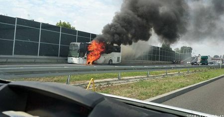 Pożar autokaru na al. Solidarności. Nieprzejezdna droga w kierunku Lublina