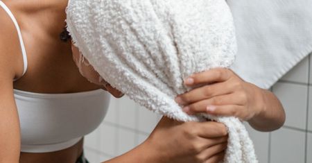 Nigdy nie osuszaj włosów ręcznikiem w ten sposób. To może im zaszkodzić