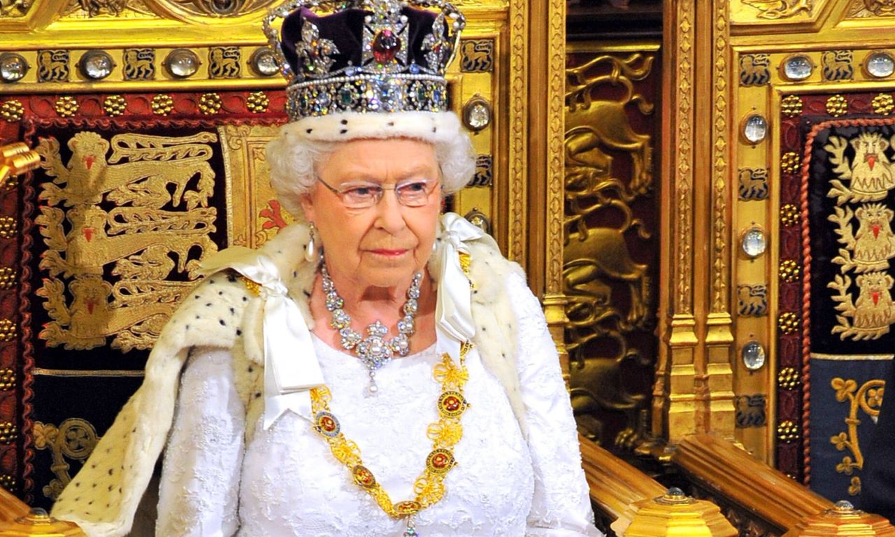 Królowa Elżbieta o noszeniu korony: "Gdybym spojrzała w dół, mogłabym złamać kręgosłup"