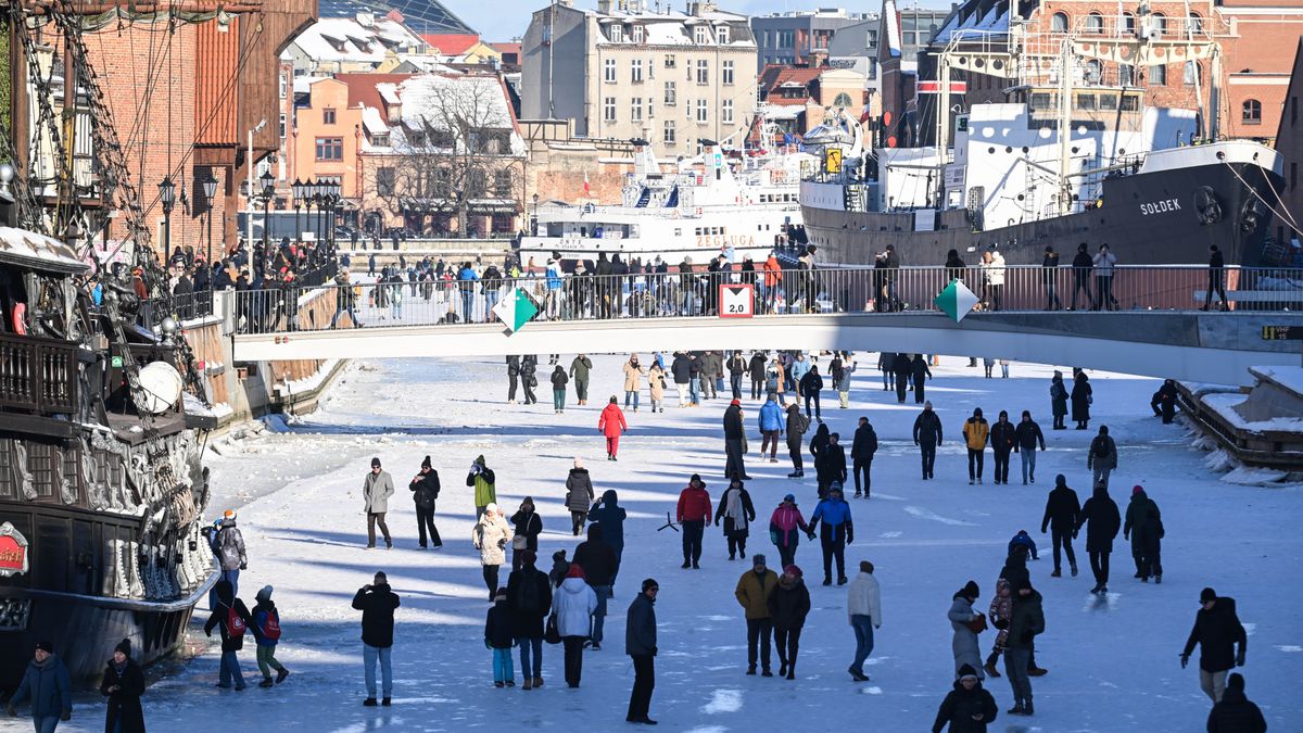 Gdańsk, 01.02.2026. Tłumy ludzi na zamarzniętej Motławie w Gdańsku, 1 bm. (ad) PAP/Andrzej Jackowski