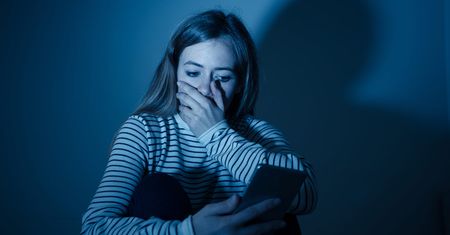 Komputer i smartfon, a nieodpowiednie treści i uzależnienia cyfrowe dzieci - jak temu przeciwdziałać?