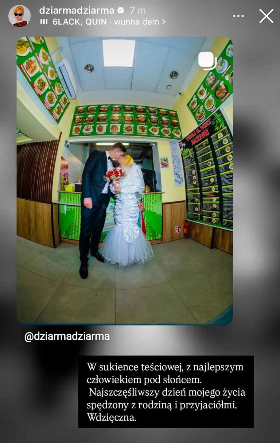 Dziarma w sukni ślubnej