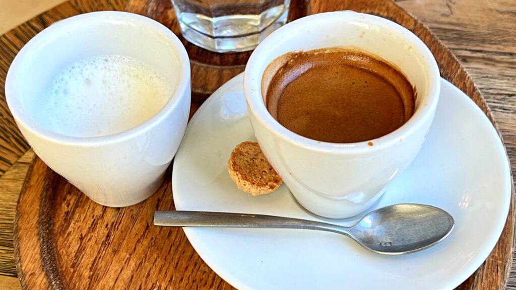 Temperatura mleka do kawy ma ogromne znaczenie, a większość ludzi o tym nie wie