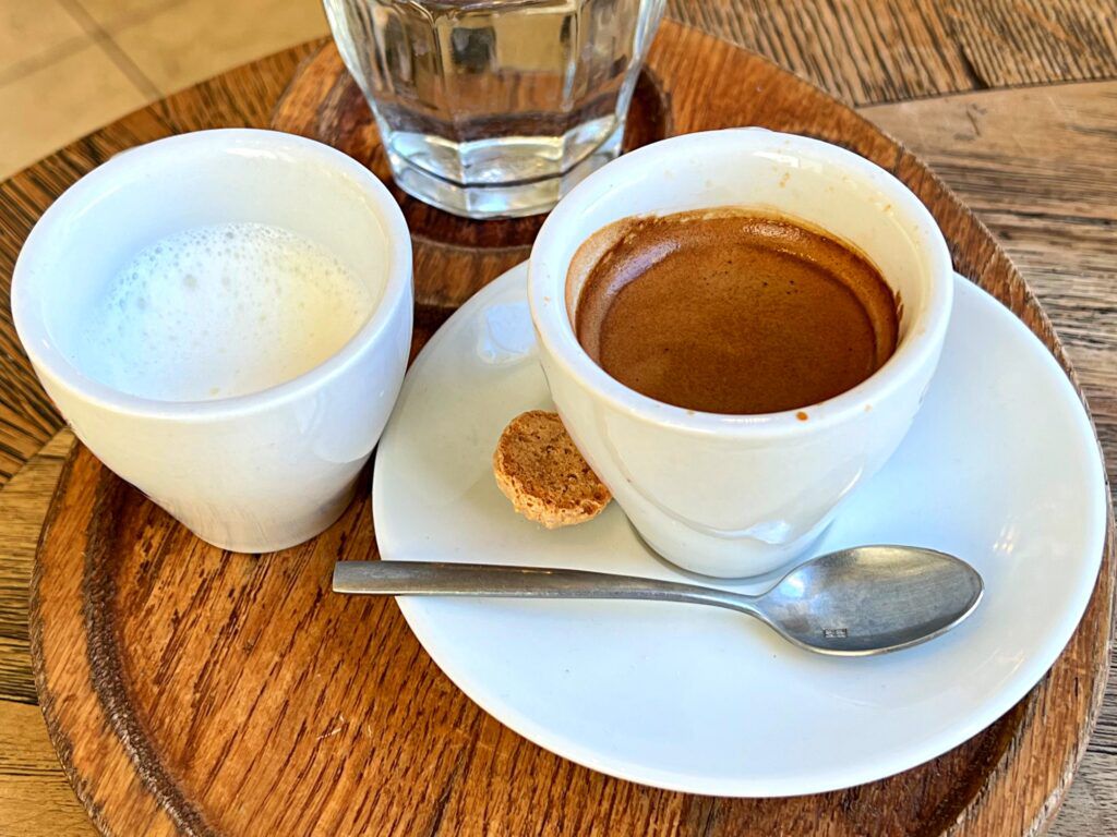 Temperatura mleka do kawy ma ogromne znaczenie. Większość ludzi o tym nie wie