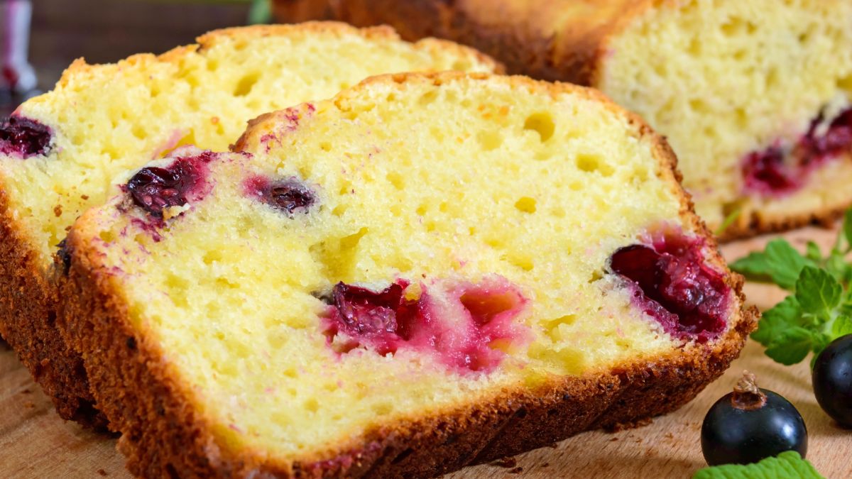 Ciasto z czarną porzeczką przypomina beztroskie dzieciństwo