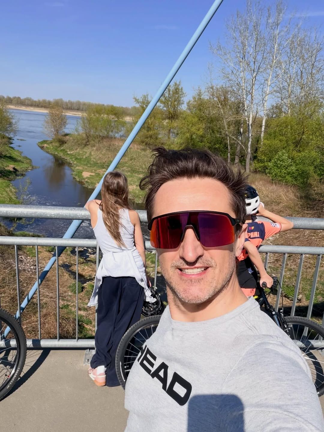 Sebastian Karpiel-Bułecka zabrał pociechy na rowery