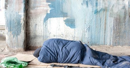 Dzwonił domofonem i zaczepiał ludzi nad ranem. Agresywny bezdomny w Gdańsku