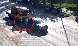 Laweta huknęła w osobówkę. Dramatyczne sceny na pasach. Tam był pieszy