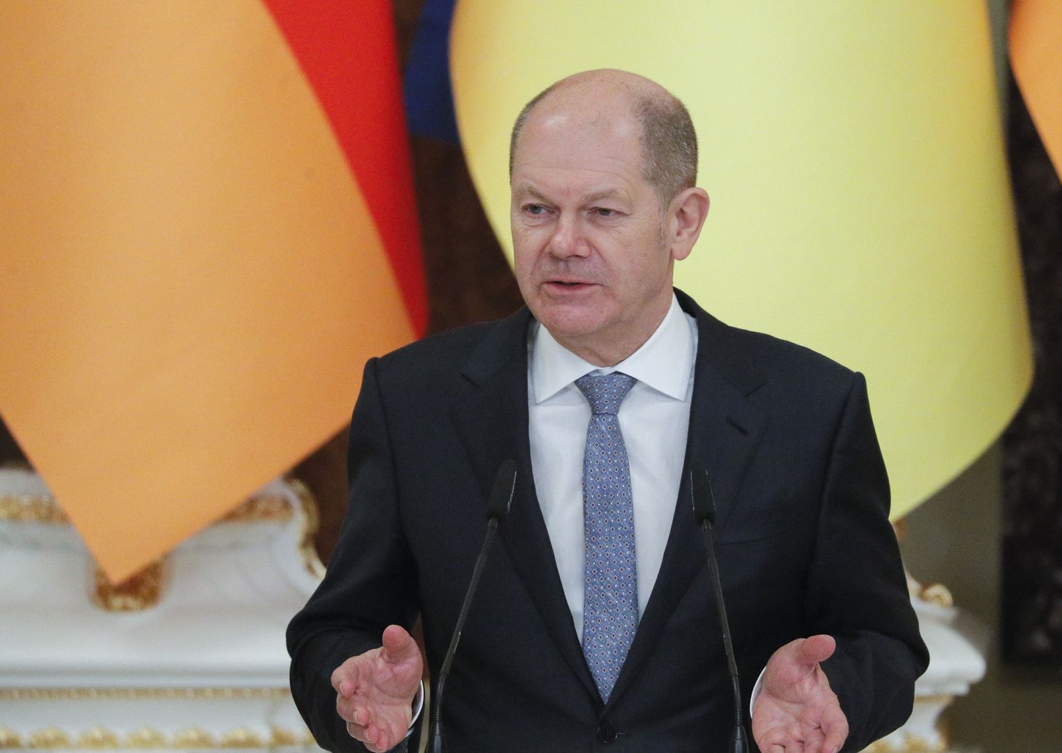 epa09756239 German Chancellor Olaf Scholz speaks during a joint press conference with the Ukrainian president following their meeting in Kiev, Ukraine, 14 February 2022. German Chancellor Scholz is on an official visit to Kiev to show solidarity and support to Ukraine amid fears of a Russian invasion.  EPA/SERGEY DOLZHENKO Dostawca: PAP/EPA.
