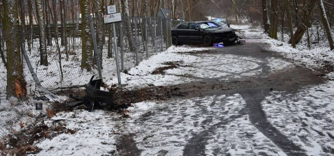 Szalony "rajd" pijanego kierowcy. Audi kolegi wylądowało na drzewie
