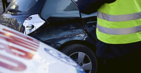 Warszawa. Kierowca wjechał w tramwaj i uciekł. Są ranni
