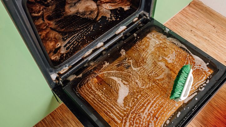 Tanio, skutecznie i bez chemikaliów. Tak rozprawisz się z brudnym piekarnikiem