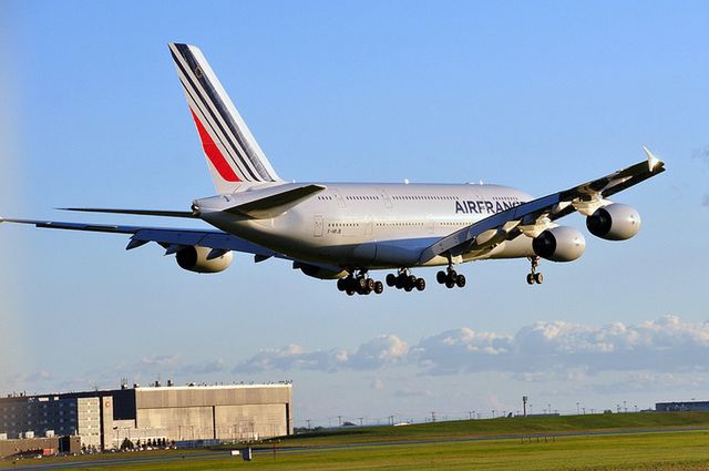 Airbus A380 rozbija się po lotniskach [wideo]