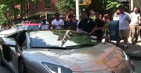 Policjant przyczepia się do właściciela Lamborghini Aventadora za hałasowanie