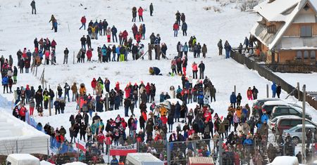Poluzowanie obostrzeń. "Euforia uśpiła czujność Polaków. Rządowe groźby powrotu do lockdownu nie zadziałają"