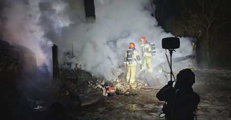Nocny pożar w Józefowie. Ogień strawił opuszczony budynek