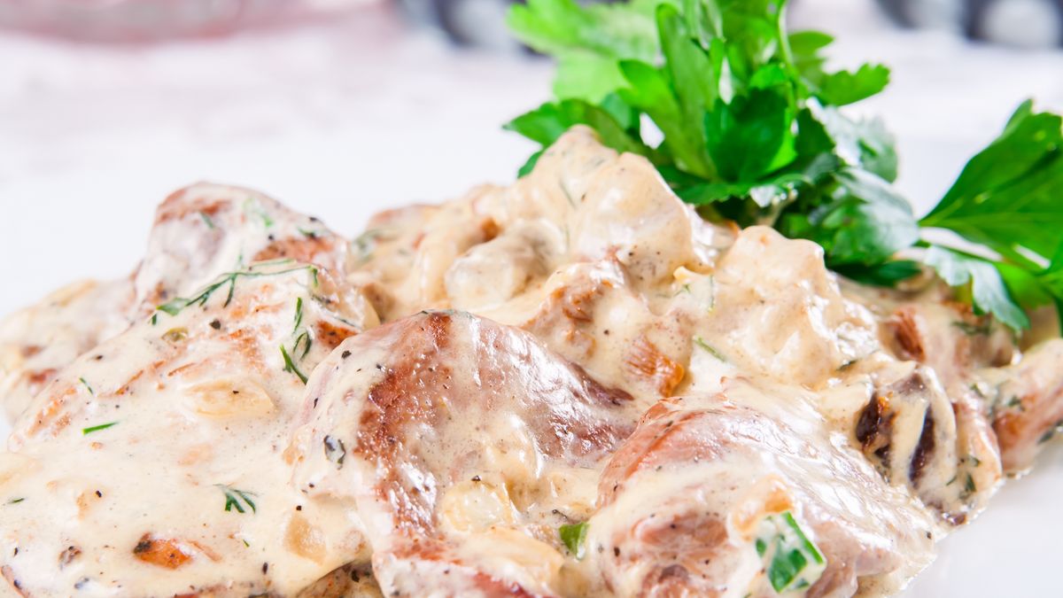 Królik w delikatnym sosie śmietanowym