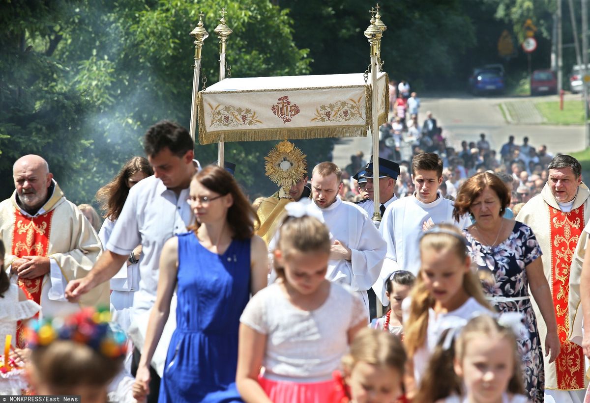 Procesja ulicami miasta w Uroczystość Najświętszego Ciała i Krwi Chrystusa