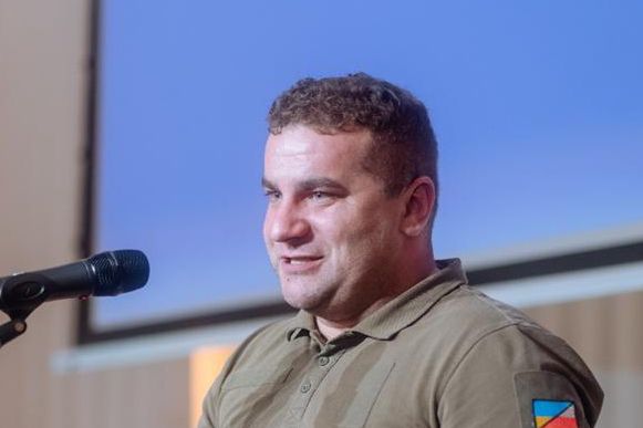 Na zdjęciu Mateusz "Exen" Wodziński podczas odbierania nagrody Obywatel Wolności 2023