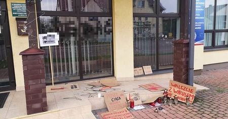 Strajk w Polsce. Media: Zdewastowano biuro poselskie Jacka Sasina