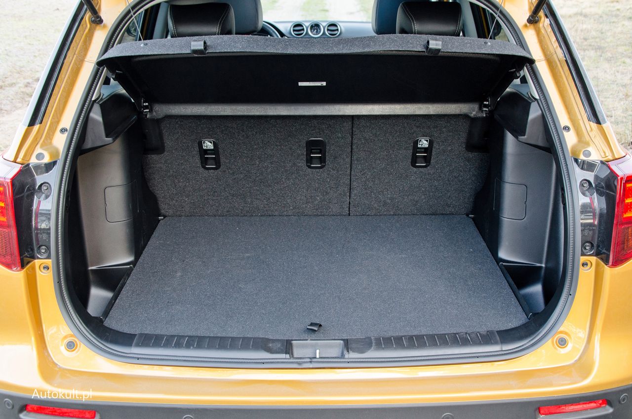 Bagażnik ma 375 l pojemności i dobry kształt oraz podwójną podłogę.