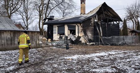Pożar w Grabówce. Drewniany dom w płomieniach. Budynek spłonął doszczętnie. Ogień strawił też pobliski samochód