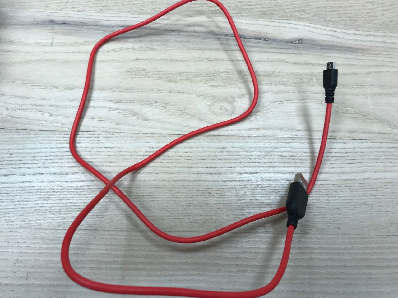 Kabel USB w zestawie wyglądem nawiązuje do kabli dołączanych do słuchawek Beat. Jednak jest on zbyt krótki i zbyt sztywny.