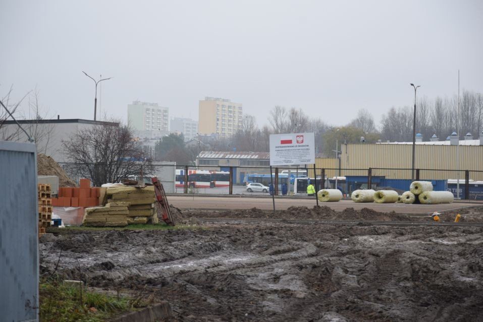 na tyłach szkoły przy ulicy Wierzbickiej trwaja budowa nowego Orlika. 