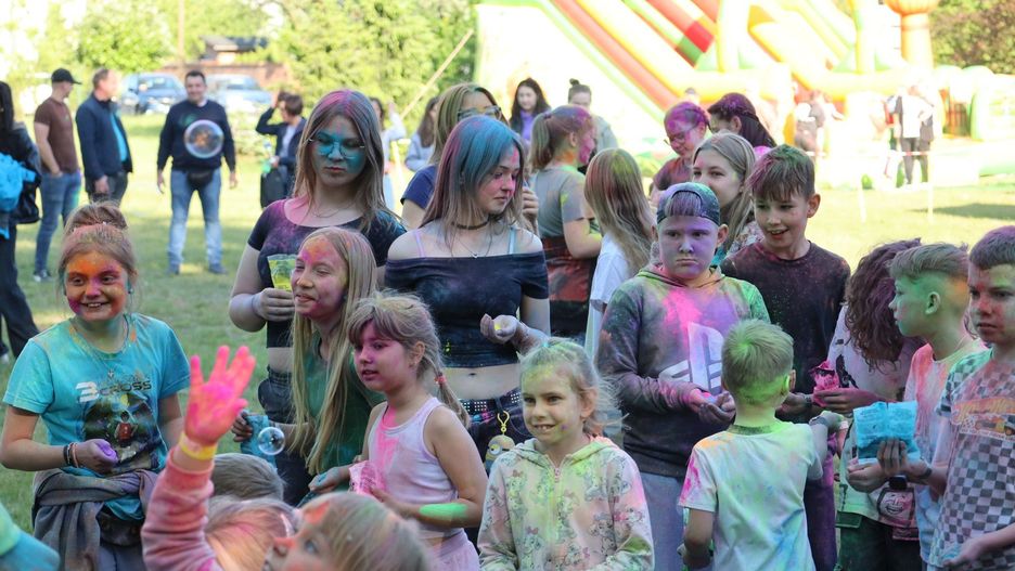 Uczestnicy, bez względu na wiek, przy muzyce, posypywali się proszkami holi