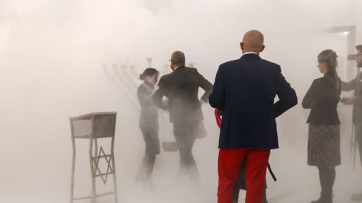 Grzegorz Braun rok temu zgasił gaśnicą świece chanukowe 