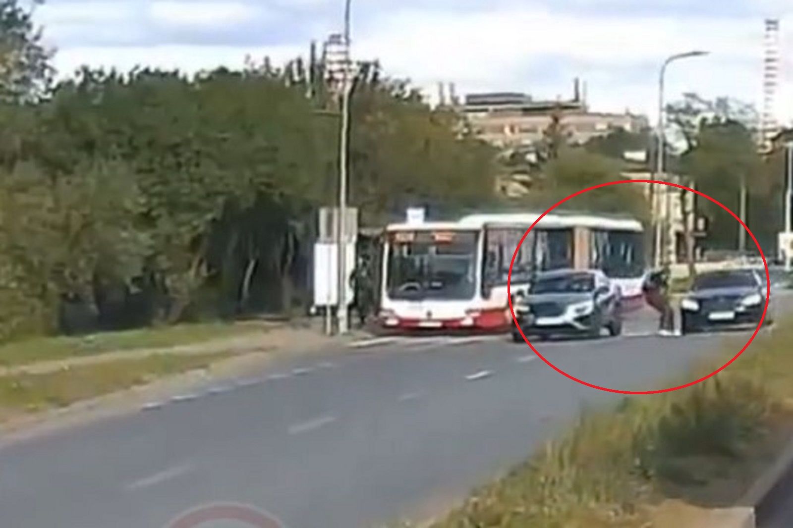 Chciał dostać się na tramwaj. Wideo z Dąbrowy Górniczej