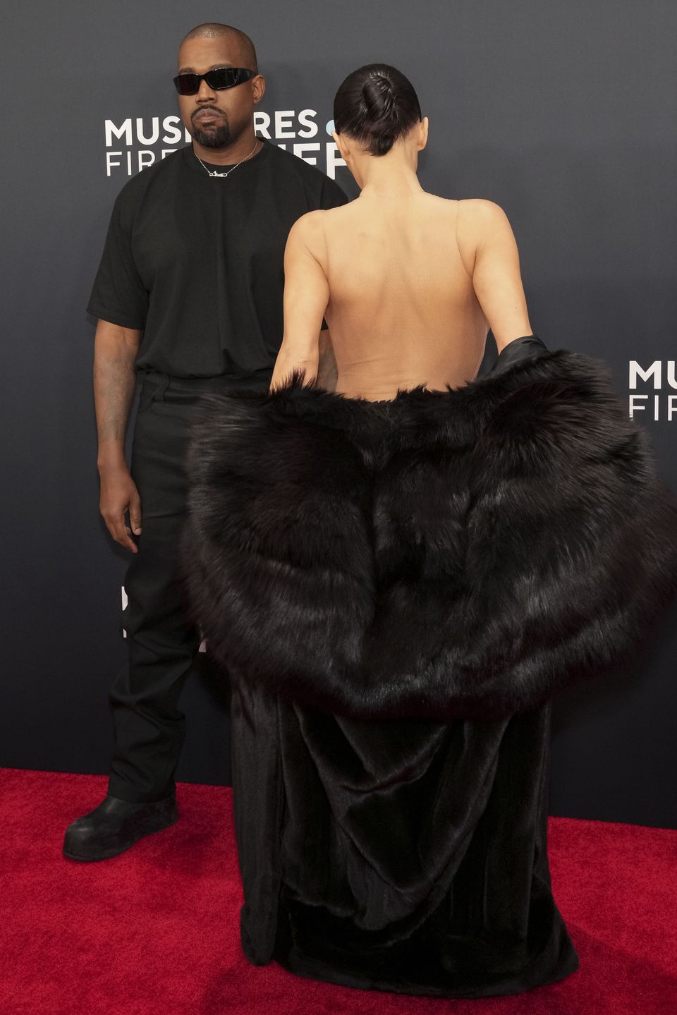 epaselect epa11871300 Kayne West (L) and Bianca Censori on the red carpet for the 67th annual Grammy Awards ceremony at Crypto.com Arena in Los Angeles, California, USA, 02 February 2025. EPA/ALLISON DINNER Dostawca: PAP/EPA.