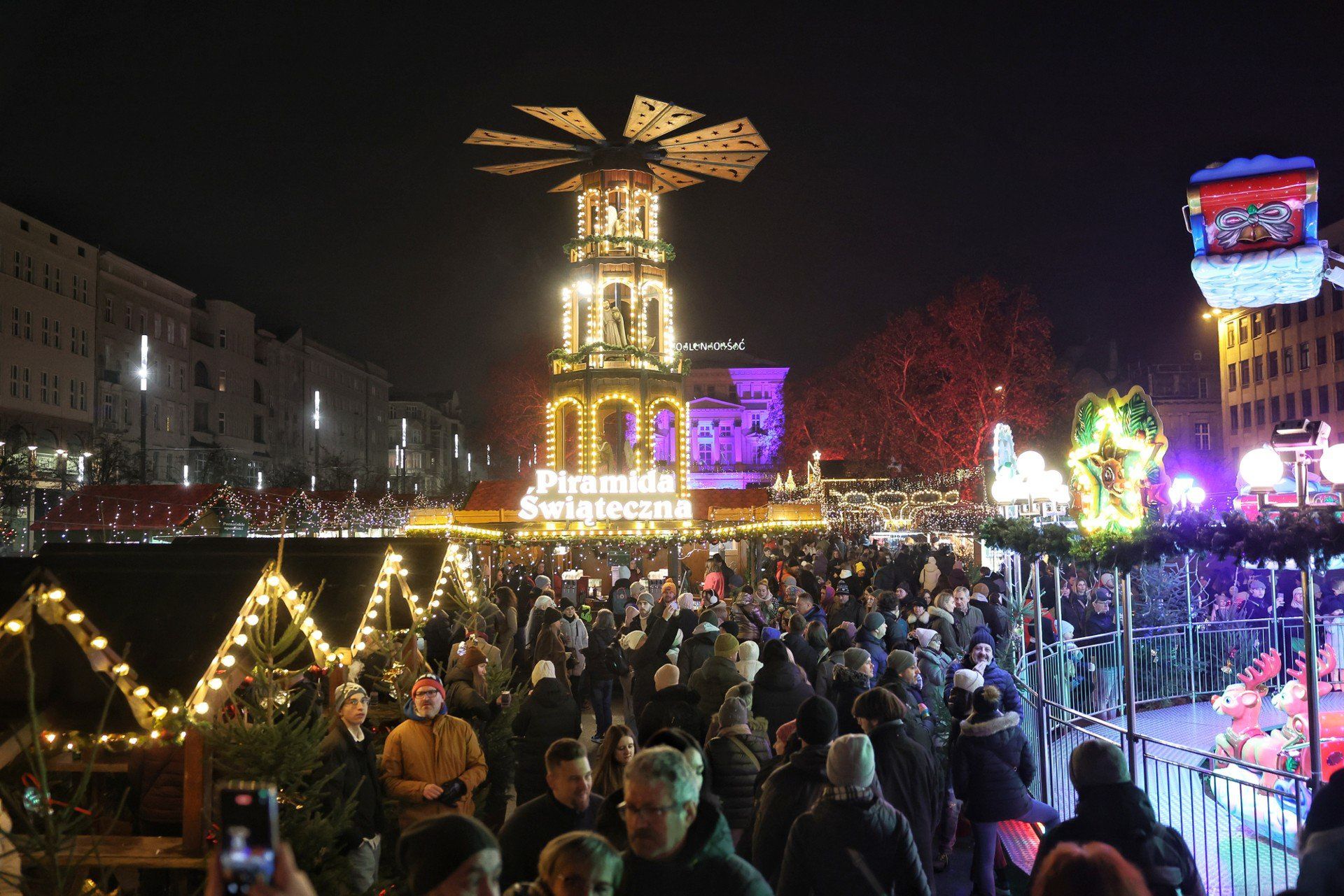 Jarmark bożonarodzeniowy łączy w sobie atrakcje ogrodu świateł i wioski św. Mikołaja.
